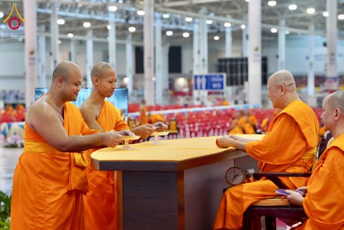 ภาพ No.237463:วันอาทิตย์ที่ 10 สิงหาคม พ.ศ.2568 พิธีมอบใบประกาศเกียรติคุณ โครงการสอบบาลี "ฉลองแชมป์" บูชาธรรม 80 ปี หลวงพ่อธัมมชโย ประจำปี 2568 และ พิธีมอบดวงแก้วสามเณรทรงบาลีไวยากรณ์ ณ สภาธรรมกายสากล วัดพระธรรมกาย ปทุมธานี