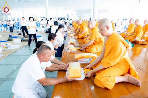 ภาพ No.226551:วันที่ 26 พฤษภาคม พ.ศ. 2568 พิธีบุพเปตพลี ครั้งที่ 164 ร่วมอุทิศบุญแด่หมู่ญาติที่ล่วงลับไปแล้ว และสืบทอดอายุพระพุทธศาสนา ณ หอฉันคุณยายอาจารย์ฯ วัดพระธรรมกาย