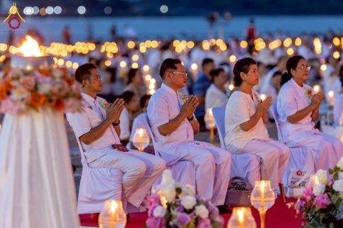 ภาพ No.250472:วันอังคารที่ 7 ตุลาคม พ.ศ. 2568 พิธีจุดประทีปบูชาพระรัตนตรัย ณ ลานธรรมปทุมรัตน์ธรรมเจดีย์ พุทธอุทยานนานาชาติ อ.โพนพิสัย จ.หนองคาย