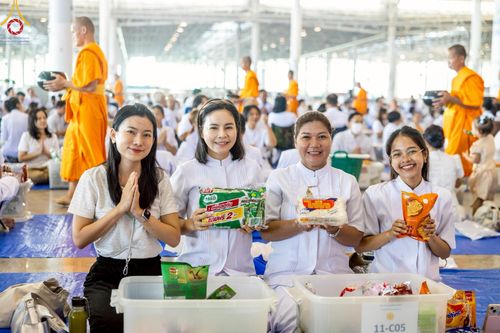 ภาพ No.221999:วันที่ 4 พฤษภาคม พ.ศ. 2568 พิธีตักบาตร เนื่องในวันอาทิตย์ต้นเดือน ณ บ้านแก้วเรือนทองคุณยายฯ วัดพระธรรมกาย