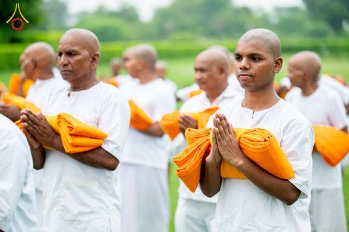 ภาพ No.231066:วันที่ 1 กรกฎาคม พ.ศ. 2568 โครงการบรรพชาสามเณร 300 รูป ถวายเป็นพุทธบูชา  วันอาสาฬหบูชา ณ จุดกำเนิดพระรัตนตรัย  ต้นแหล่งธัมมจักกัปปวัตตนสูตร เมืองพาราณสี  สารนาถ ประเทศอินเดีย