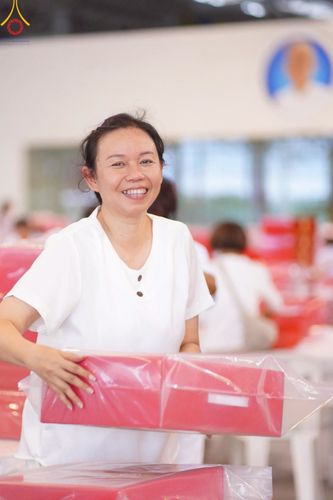 ภาพ No.214357:วันที่ 29 มีนาคม พ.ศ.2568 กิจกรรมใส่ถุงซิปกล่องไทยธรรม เพื่อรักษาความประณีตของกล่องไทยธรรม ในทุกสภาพอากาศ ณ บ้านแก้วเรือนทองคุณยาย วัดพระธรรมกาย