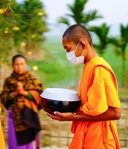 ภาพ No.76407:คณะสงฆ์และสามเณรบิณฑบาต ประเทศบังกลาเทศ วันที่ 11 กุมภาพันธ์ พ.ศ. 2566