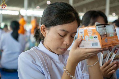 ภาพ No.149927:พิธีตักบาตร , พิธีปฎิบัติธรรม , พิธีถวายภัตตาหารเมนูสวรรค์ ในพรรษาแห่งการเข้าถึงธรรม วันธรรมชัย วันอังคารที่ 27 สิงหาคม พ.ศ.2567 ณ สภาธรรมกายสากล วัดพระธรรมกาย