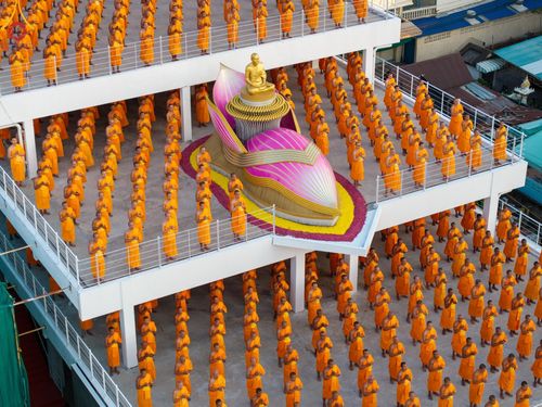 ภาพ No.201324:พระธรรมยาตราปฏิบัติธรรม และถ่ายภาพหมู่ประวัติศาสตร์ ณ อาคารธรรมยาตรา กตัญญูบูชามหาปูชนียาจารย์  ตรงข้ามวัดปากน้ำภาษีเจริญ จ.กรุงเทพมหานคร ในโครงการธรรมยาตรา กตัญญูบูชา มหาปูชนียาจารย์ พระมงคลเทพมุนี(สด จนฺทสโร) พระผู้ปราบมาร อนุสรณ์สถาน 7 แห่ง ปีที่ 13