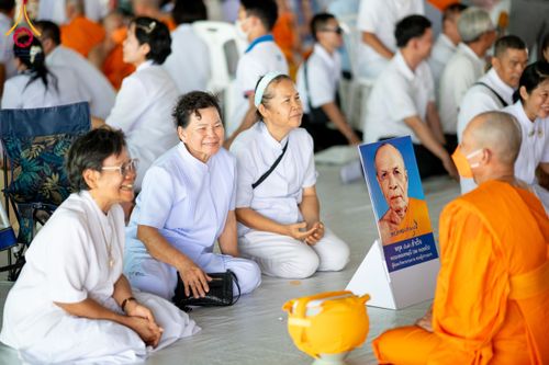ภาพ No.62582:พิธีถวายบาตรเเละไทยธรรม ในโครงการอุปสมบทหมู่ บูชาธรรมหลวงพ่อธัมมชโย พ.ศ.2567 ณ ลานธรรม พระมหาธรรมกายเจดีย์ วันที่ 13 เมษายน พ.ศ.2567