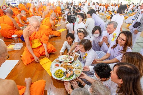 ภาพ No.115566:พิธีเจริญพระพุทธมนต์ และถวายภัตตาหาร ในวาระครบ 115 ปี วันคล้ายวันเกิด คุณยายอาจารย์ มหารัตนอุบาสิกาจันทน์ ขนนกยูง (ผู้ให้กำเนิดวัดพระธรรมกาย) วันศุกร์ที่ 19 มกราคม พ.ศ. 2567 ณ หอฉันคุณยายอาจารย์ วัดพระธรรมกาย