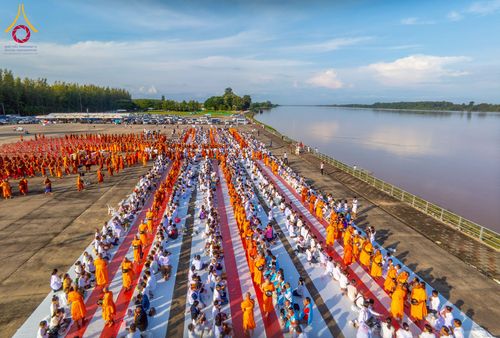 ภาพ No.250563:วันพุธที่ 8 ตุลาคม พ.ศ. 2568 พิธีตักบาตรเทโวโรหณะ ณ ลานธรรมปทุมรัตน์ธรรมเจดีย์ พุทธอุทยานนานาชาติ อ.โพนพิสัย จ.หนองคาย