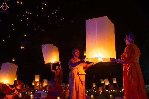 ภาพ No.138663:Photo Story  มหัศจรรย์วัดดงดินแดง Episode 6 พระภิกษุ-สามเณร ในโครงการบรรพชาอุปสมบทหมู่  กว่า 500 รูป และศีลจาริณีกว่า 300 คน ร่วมกันก่อพระเจดีย์ทราย 20,000 องค์ และจุดประทีป  บูชาธรรม 80 ปี หลวงพ่อธมฺมชโย กลางลำน้ำแม่ตื่น