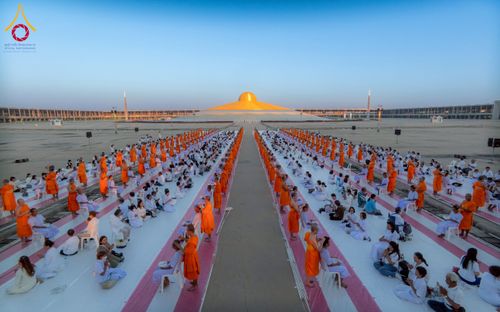 ภาพ No.274773:วันอาทิตย์ที่ 30 พฤศจิกายน พ.ศ. 2568 พิธีปลงผม โครงการอุปสมบทบูชาธรรมมหาปูชนียาจารย์ ปี 2568 ณ ลานธรรมพระมหาธรรมกายเจดีย์ ฝั่งทิศตะวันตก ระหว่างวิหารคดหมายเลข 8 และ 9 วัดพระธรรมกาย