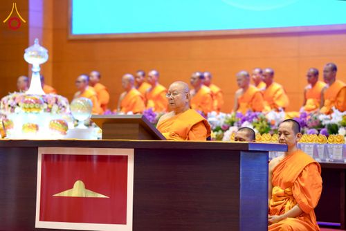 ภาพ No.232042:วันอาทิตย์ที่ 6 กรกฏาคม พ.ศ. 2568 พิธีตักบาตร ข้าวสารอาหารแห้ง  พิธีบูชาข้าวพระ สัมมนาพิเศษราชเหล็ก ณ สภาธรรมกายสากล วัดพระธรรมกาย