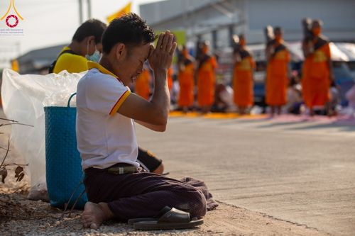 ภาพ No.107884:พิธีต้อนรับพระธรรมยาตรา ในโครงการธรรมยาตรากตัญญูบูชา มหาปูชนียาจารย์ พระมงคลเทพมุนี(สด จนฺทสโร) พระผู้ปราบมาร อนุสรณ์สถาน 7 แห่ง ปีที่ 12 วันที่ 7 มกราคม พ.ศ. 2567 ณ อนุสรณ์สถานคลองบางนางแท่น  อ.สามพราน จ.นครปฐม