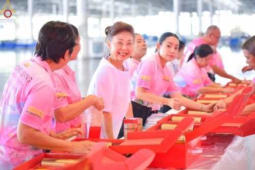 ภาพ No.212048:วันจันทร์ที่ 17 มีนาคม พ.ศ. 2568 บุญบรรจุกล่องไทยธรรม เพื่อถวายแด่พระสังฆาธิการ 40,000 กว่าวัดทั่วไทย ในวันคุ้มครองโลก 22 เมษายน พ.ศ. 2568 ณ บ้านแก้วเรือนทองคุณยายฯ วัดพระธรรมกาย