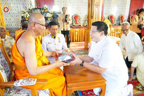 ภาพ No.146716:พิธีต้อนรับสัญญาบัตร พัดยศ ผ้าไตร ในโอกาสที่พระบาทสมเด็จพระเจ้าอยู่หัว ทรงพระกรุณาโปรดพระราชทานสัญญาบัตรตั้งสมณศักดิ์ พระวิมลศาสนวิเทศ (สำรวจ กมโล) เจ้าอาวาสวัดไทยนอร์เวย์ เป็นพระราชาคณะชั้นราช ในราชทินนามที่ “พระราชวชิรศาสนวิเทศ”