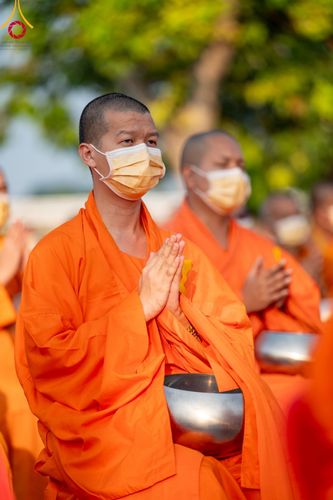 ภาพ No.101842:ตักบาตรพระ 10,000 รูป เติมบุญให้แผ่นดิน เนื่องในโอกาส 192 ปี จังหวัดกาญจนบุรี หนึ่งในโครงการตักบาตรพระ 2,000,000 รูป  77 จังหวัดทุกวัดทั่วไทย วันจันทร์ที่ 11 ธันวาคม พ.ศ. 2566 บริเวณถนนสองแคว (SKY WALK) เมืองกาญจนบุรี