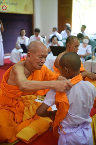 ภาพ No.135593:พิธีขอขมามอบผ้าไตร, พิธีบรรพชาสามเณร ในโครงการบรรพชาสามเณร ฟื้นฟูพระพุทธศาสนาทั่วไทย ณ วัดพระพุทธบาท ราชวรมหาวิหาร อ.พระพุทธบาท จ.สระบุรี วันที่ 6 เมษายน พ.ศ. 2567