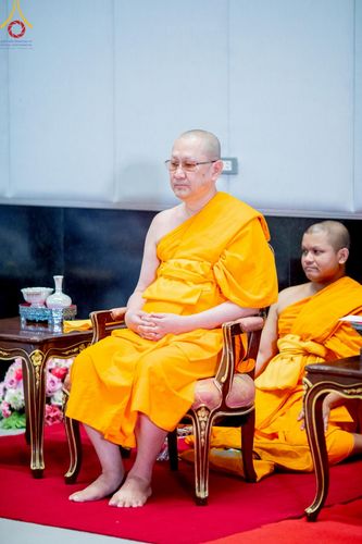 ภาพ No.214795:พิธีต้อนรับสัญญาบัตร พัดยศ พระราชวิเทศวชิรเวที (บัณฑิต วรปญฺโญ) เจ้าอาวาสวัดพระธรรมกายสกอตแลนด์ สหราชอาณาจักร ผู้ช่วยเจ้าอาวาสวัดพระธรรมกาย ณ อุโบสถพระไตรปิฏก วัดพระธรรมกาย