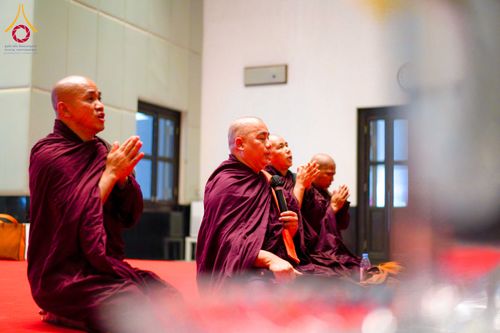 ภาพ No.327703:วันที่ 1-6 พฤษภาคม พ.ศ.2569 ต้อนรับชาวต่างชาติ พระภิกษุ คณะชาวเมียนมาร์  อุบาสิกาชาวอินเดีย เยี่ยมชมวัดพระธรรมกายและสักการะพระมหาธรรมกายเจดีย์