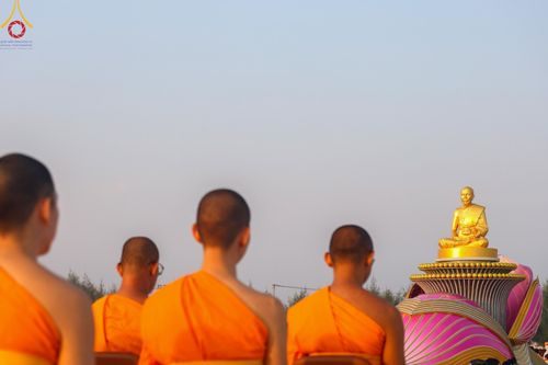 ภาพ No.201050:พิธีตักบาตรพระธรรมยาตรา ณ อนุสรณ์สถานลำดับที่ 5 สถานที่เผยแผ่วิชชาธรรมกายครั้งแรก อนุสรณ์สถานบางปลา วัดบางปลา อำเภอบางเลน จังหวัดนครปฐม ในโครงการธรรมยาตรา กตัญญูบูชา มหาปูชนียาจารย์ พระมงคลเทพมุนี(สด จนฺทสโร) พระผู้ปราบมาร อนุสรณ์สถาน 7 แห่ง ปีที่ 13