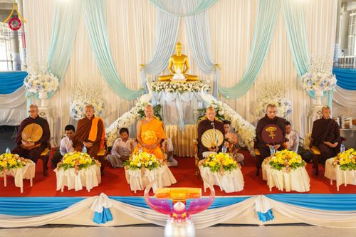 ภาพ No.143699:พิธีถวายผ้าไตร, สวดธรรมจักร, ปฏิบัติธรรม และฟังแสดงพระธรรมเทศนา ภาษาเมียนมา โดยมีสาธุชนชาวเมียนมากว่า 4,000 คน เข้าร่วมพิธี ณ มหารัตนวิหารคด วัดพระธรรมกาย วันอาทิตย์ที่ 7 กรกฎาคม พ.ศ. 2567