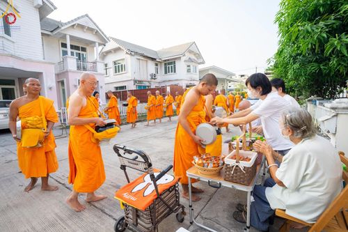 ภาพ No.136068:พระธรรมทายาท โครงการบวชพระนานาชาติ AEC & WAB ผู้บริหารรุ่นที่ 2 บิณฑบาต ณ หอฉันคุณยายอาจารย์ฯ เมืองแก้วมณี หมู่บ้านแก้วพุทธรักษา วันที่ 28 เมษายน พ.ศ. 2567
