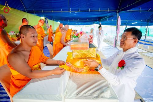 ภาพ No.191048:พิธีถวายภัตตาหารเป็นสังฆทาน แด่พระธรรมยาตรา ณ อนุสรณ์สถานคลองบางนางแท่น อ.สามพราน จ.นครปฐม ในโครงการธรรมยาตรา กตัญญูบูชา มหาปูชนียาจารย์ พระมงคลเทพมุนี(สด จนฺทสโร) พระผู้ปราบมาร อนุสรณ์สถาน 7 แห่ง ปีที่ 13 วันที่ 8 มกราคม พ.ศ. 2568