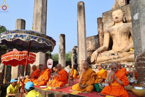 ภาพ No.58715:พิธีตักบาตรพระ ๑,๐๐๐ รูป สมโภชครบรอบ ๘๐๐ ปี พระบรมธาตุเมืองเชลียง ณ วัดพระศรีรัตนมหาธาตุ ราชวรวิหาร  (วัดพระปรางค์) ต.ศรีสัชนาลัย  อ.ศรีสัชนาลัย จ.สุโขทัย วันพฤหัสบดีที่ ๒๕ เมษายน พ.ศ. ๒๕๖๗