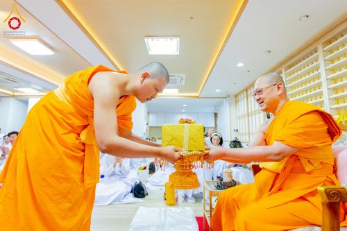 ภาพ No.221312:วันศุกร์ที่ 25 เมษายน พ.ศ. 2568 พิธีอัญเชิญรูปเหมือนพระมงคลเทพมุนี (สด จนฺทสโร) พระผู้ปราบมาร พิธีทอดผ้าป่าสามัคคี 25 ปี พิธีถวายสังฆทาน 15 วัด แด่เจ้าอาวาสภาคพื้นเอเชีย และแอฟริกา ในวาระครบ 25 ปี วัดพระธรรมกายโอซาก้า ประเทศญี่ปุ่น