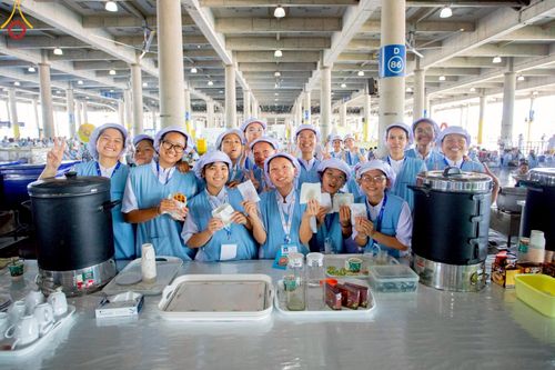 ภาพ No.219427:วันอังคารที่ 22 เมษายน พ.ศ. 2568 พิธีมอบปัจจัยช่วยเหลือครู 4 จังหวัดชายแดนภาคใต้ , พิธีกล่าวคำถวายอุปกรณ์ เพื่อเตรียมการต้อนรับคณะสงฆ์ฯ , พิธีกล่าวคำถวายภัตตาหารเป็นสังฆทาน , คณะสงฆ์ฉันภัตตาหารเพล  เนื่องในวันคุ้มครองโลก พิธีถวายมหาสังฆทานแด่คณะสงฆ์