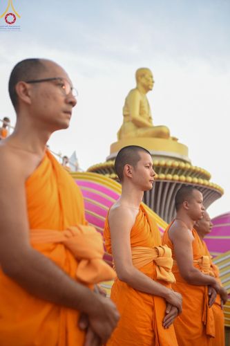 ภาพ No.201594:พิธีจุดประทีปถวายเป็นพุทธบูชา และบูชาธรรมมหาปูชนียาจารย์ ณ อาคารธรรมยาตรา กตัญญูบูชามหาปูชนียาจารย์ ตรงข้ามวัดปากน้ำภาษีเจริญ จ.กรุงเทพมหานคร ในโครงการธรรมยาตรา กตัญญูบูชา มหาปูชนียาจารย์ พระมงคลเทพมุนี(สด จนฺทสโร) พระผู้ปราบมาร อนุสรณ์สถาน 7 แห่ง