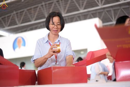 ภาพ No.212280:วันพุธที่ 19 มีนาคม พ.ศ. 2568 การบรรจุไทยธรรมลงกล่องสำเร็จ 43,500 กล่อง เพื่อถวายแด่พระสังฆาธิการ 40,000 กว่าวัดทั่วไทย ในวันคุ้มครองโลก 22 เมษายน พ.ศ. 2568 ณ บ้านแก้วเรือนทองคุณยายฯ วัดพระธรรมกาย