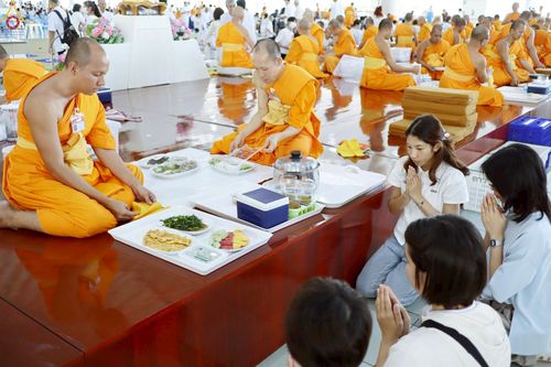 ภาพ No.231922:วันที่ 5 กรกฎาคม พ.ศ. 2568 พิธีถวายภัตตาหารเมนูสวรรค์ เพื่อการบรรลุธรรม ณ หอฉันคุณยายอาจารย์ฯ วัดพระธรรมกาย