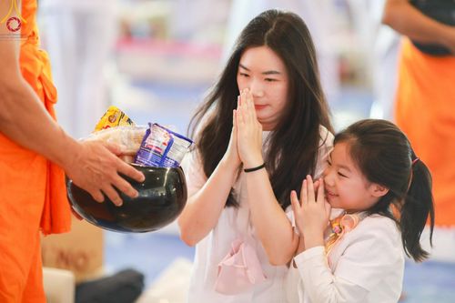 ภาพ No.143417:พิธีตักบาตร ข้าวสารอาหารแห้ง ณ บ้านแก้วเรือนทองคุณยายฯ และ พิธีบูชาข้าวพระ  ณ สภาธรรมกายสากล วัดพระธรรมกาย วันอาทิตย์ที่ 7 กรกฎาคม พ.ศ. 2567