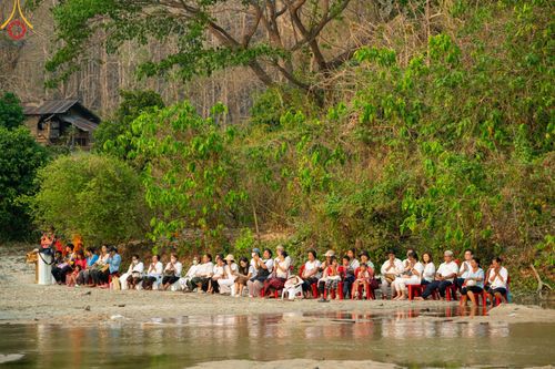 ภาพ No.63298:Photo Story  มหัศจรรย์วัดดงดินแดง Episode 1  พิธีปลงผมนาคธรรมทายาท  ในโครงการบรรพชาอุปสมบทหมู่ ฟื้นฟูพระพุทธศาสนาทั่วไทย วัดดงดินแดง ณ ลำน้ำแม่ตื่น อ.อมก๋อย จ.เชียงใหม่ วันที่ 2 เมษายน พ.ศ. 2567