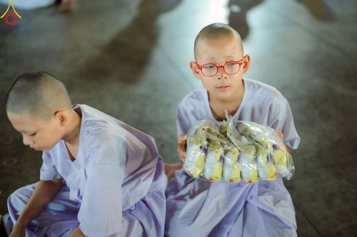 ภาพ No.214615:วันศุกร์ที่ 4 เมษายน พ.ศ.2568 นาคธรรมทายาทตักบาตรพระพี่เลี้ยง ในโครงการบรรพชาสามเณร ฟื้นฟูพระพุทธศาสนาทั่วไทย ณ วิหารคด 22 วัดพระธรรมกาย