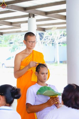 ภาพ No.186480:พิธีตัดปอย ปลงผม เวียนประทักษิณ  มอบบาตรผ้าไตร ขอขมาผู้ปกครอง และพิธีบรรพชาอุปสมบท  โครงการอุปสมบทหมู่บูชาธรรมมหาปูชนียาจารย์  ประจำปี 2567 ณ ศูนย์ปฏิบัติธรรมภาคใต้และวัดคงคาเลียบ อ.บางกล่ำ จ.สงขลา วันอาทิตย์ที่ 8 ธันวาคม พ.ศ. 2567