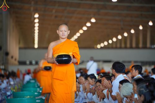 ภาพ No.167515:พิธีตักบาตรและพิธีบูชาข้าวพระ ในวันอาทิตย์ที่ 3 พฤศจิกายน พ.ศ. 2567 ณ วัดพระธรรมกาย