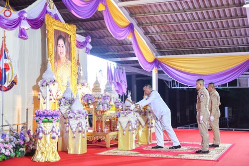 ภาพ No.138985:กิจกรรมเฉลิมพระเกียรติ สมเด็จพระนางเจ้าฯ พระบรมราชินี เนื่องในโอกาสวันเฉลิมพระชนมพรรษา พิธีเจริญพระพุทธมนต์ , ทำบุญตักบาตรพระสงฆ์ ถวายพระราชกุศล , พิธีถวายเครื่องราชสักการะ , และพิธีจุดเทียนถวายพระพรชัยมงคล วันที่ 3 มิถุนายน พ.ศ. 2567 ณ อาคารโถงช้าง วัดพ