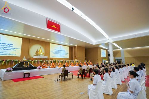 ภาพ No.208976:พระบาทสมเด็จพระเจ้าอยู่หัว ทรงมีพระราชศรัทธาทรงพระกรุณาโปรดเกล้าฯ ให้บำเพ็ญพระราชกุศลถวายภัตตาหารพระราชทาน การสอบบาลีสนามหลวง ณ วัดพระธรรมกาย ย อ.คลองหลวง จ.ปทุมธานี วันที่ 23-24 กุมภาพันธ์ พ.ศ. 2568