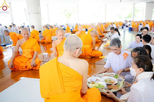 ภาพ No.165802:พิธีถวายภัตตาหารเมนูสวรรค์ วันที่ 26 ตุลาคม พ.ศ. 2567 ณ หอฉันคุณยายอาจารย์ฯ วัดพระธรรมกาย