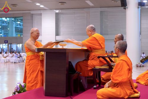 ภาพ No.232175:วันอาทิตย์ที่ 6 กรกฏาคม พ.ศ. 2568 พิธีมอบโล่เกียรติคุณ สวดธัมมจักกัปปวัตตนสูตร และรางวัลโครงการผู้นำแสงสว่างออนไลน์ ณ ห้องแก้วสารพัดนึก1 สภาธรรมกายสากล วัดพระธรรมกาย