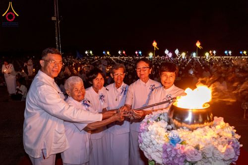 ภาพ No.266126:วันพุธที่ 5 พฤศจิกายน พ.ศ. 2568 (วันพระ ขึ้น 15 ค่ำ เดือน 12) พิธีจุดประทีปโคมลาน, โคมลอย และลอยกระทง ถวายประทีปเป็นพุทธบูชา สร้างความสว่างไสวให้กับแผ่นดินด้วยแสงธรรม ณ พุทธอุทยานนานาชาติ จังหวัดหนองคาย