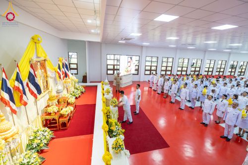 ภาพ No.179620:พิธีเจริญพระพุทธมนต์ พิธีทำบุญตักบาตรถวายพระราชกุศล และพิธีวางพานพุ่มดอกไม้ถวายราชสักการะ  แด่พระบาทสมเด็จพระบรมชนกาธิเบศร มหาภูมิพลอดุลยเดชมหาราช บรมนาถบพิตร เนื่องในวันคล้ายวันพระบรมราชสมภพ วันชาติ และวันพ่อแห่งชาติ วันพฤหัสบดีที่ 5 ธันวาคม พ.ศ. 2567 ณ