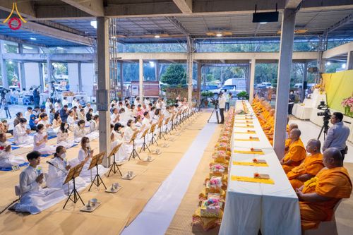 ภาพ No.194926:พิธีถวายภัตตาหารเป็นสังฆทาน แด่พระธรรมยาตรา ณ อนุสรณ์สถานมหาวิหารพระมงคลเทพมุนี (โลตัสแลนด์) อ.สองพี่น้อง จ.สุพรรณบุรี ในโครงการธรรมยาตรา กตัญญูบูชา มหาปูชนียาจารย์ พระมงคลเทพมุนี(สด จนฺทสโร) พระผู้ปราบมาร แห่ง ปีที่ 13 วันที่ 14 มกราคม พ.ศ.2568