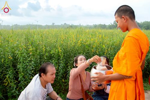 ภาพ No.217960:วันศุกร์ที่ 11 เมษายน พ.ศ. 2568 พระและสามเณร 99 รูป จากศูนย์ปฏิบัติธรรมระยอง(บ้านช่องลม) บิณฑบาต ณ ทุ่งปอเทือง ต.บางบุตร อ.บ้านค่าย จ.ระยอง เพื่อเป็นการฝึกสามเณรภาคฤดูร้อน ผ่านกิจวัตรบิณฑบาตในพื้นที่ชุมชน