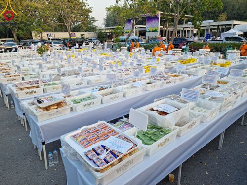 ภาพ No.108476:ถวายภัตตาหารเป็นสังฆทาน แด่คณะพระธรรมยาตราฯ ในโครงการธรรมยาตรากตัญญูบูชา มหาปูชนียาจารย์ พระมงคลเทพมุนี(สด จนฺทสโร) พระผู้ปราบมาร อนุสรณ์สถาน 7 แห่ง ปีที่ 12 วันที่ 7 มกราคม พ.ศ. 2567 ณ อนุสรณ์สถานโลตัสแลนด์ จ.สุพรรณบุรี