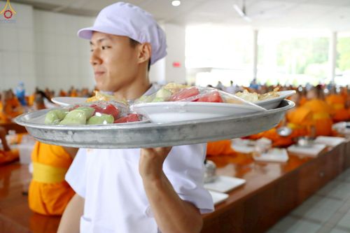 ภาพ No.230444:วันที่ 28 มิถุนายน พ.ศ. 2568 พิธีถวายภัตตาหารเมนูสวรรค์ เพื่อการบรรลุธรรม ณ หอฉันคุณยายอาจารย์ฯ วัดพระธรรมกาย