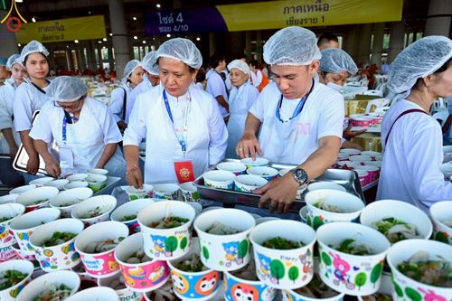 ภาพ No.219298:บรรยากาศการเดินทางเข้าวัดพระธรรมกาย , การต้อนรับปฏิสันถาร , การฉันภัตตาหารเช้า , การลงทะเบียนพระสังฆาธิการ  เนื่องในวันคุ้มครองโลก พิธีถวายมหาสังฆทานคณะสงฆ์ 40,000 กว่าวัดทั่วประเทศ ณ วัดพระธรรมกาย