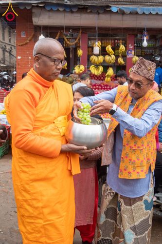 ภาพ No.132560:สามเณรเนปาล บิณฑบาต ย่านทาเมล เมืองกาฐมาณฑุ และเมืองปาฏัน ในโครงการบรรพชา 1,250 รูป ประเทศเนปาล วันที่ 20 มีนาคม พ.ศ. 2567