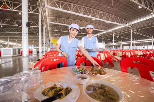 ภาพ No.60237:คณะสงฆ์ 10,000 กว่าวัดฉันภัตตาหารเพล ในวันคุ้มครองโลก วันจันทร์ที่ 22 เมษายน พ.ศ. 2567 ณ สภาธรรมกายสากล วัดพระธรรมกาย